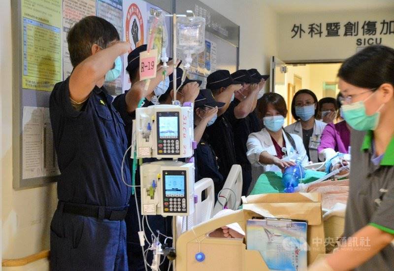 新北21歲警執勤遇劫不到1年就殉職，父母痛哭簽器捐幫助10人重生，3年後父母接通知淚崩：原來孩子還在這個世界上