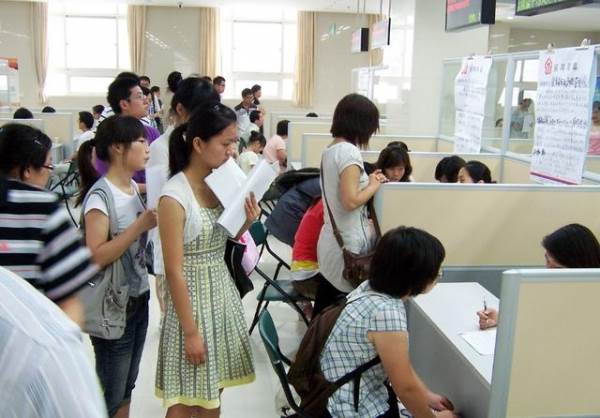 面試官：「兩木叫林，三木叫森，五木叫什麼？」兩位女大生機智回答　「征服面試官」當場被錄取