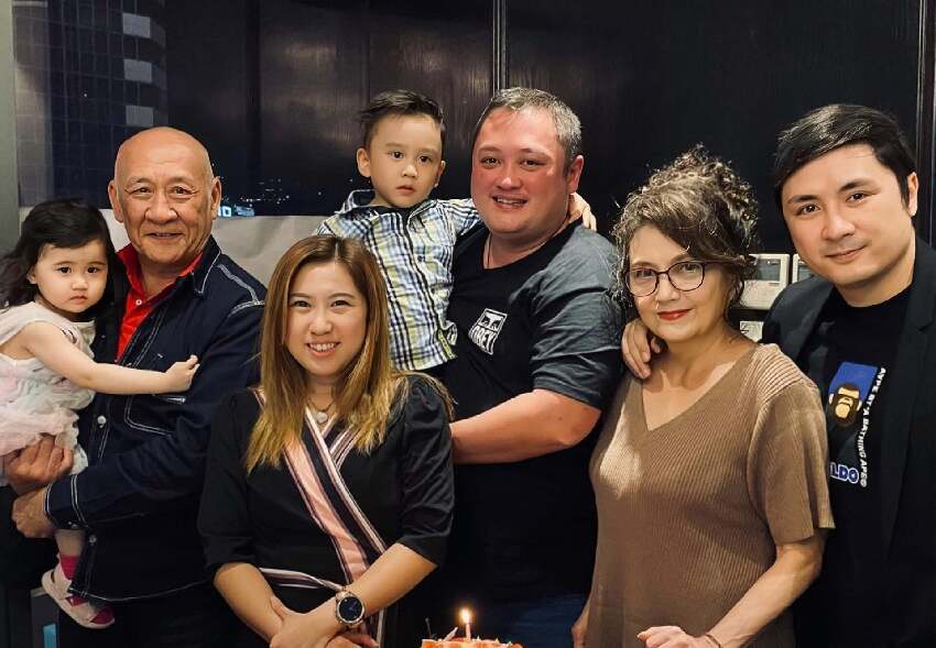 施明出殯長子捧遺照，李家鼎被攙扶次子不停拭淚，小兒媳沒現身