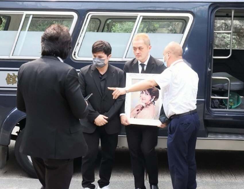 施明出殯長子捧遺照，李家鼎被攙扶次子不停拭淚，小兒媳沒現身
