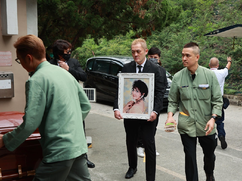 施明出殯長子捧遺照，李家鼎被攙扶次子不停拭淚，小兒媳沒現身