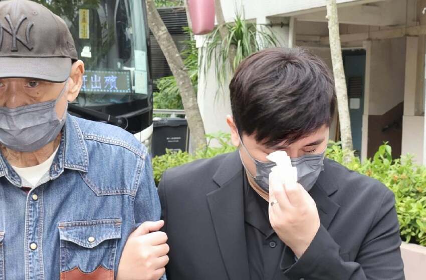 施明出殯長子捧遺照，李家鼎被攙扶次子不停拭淚，小兒媳沒現身