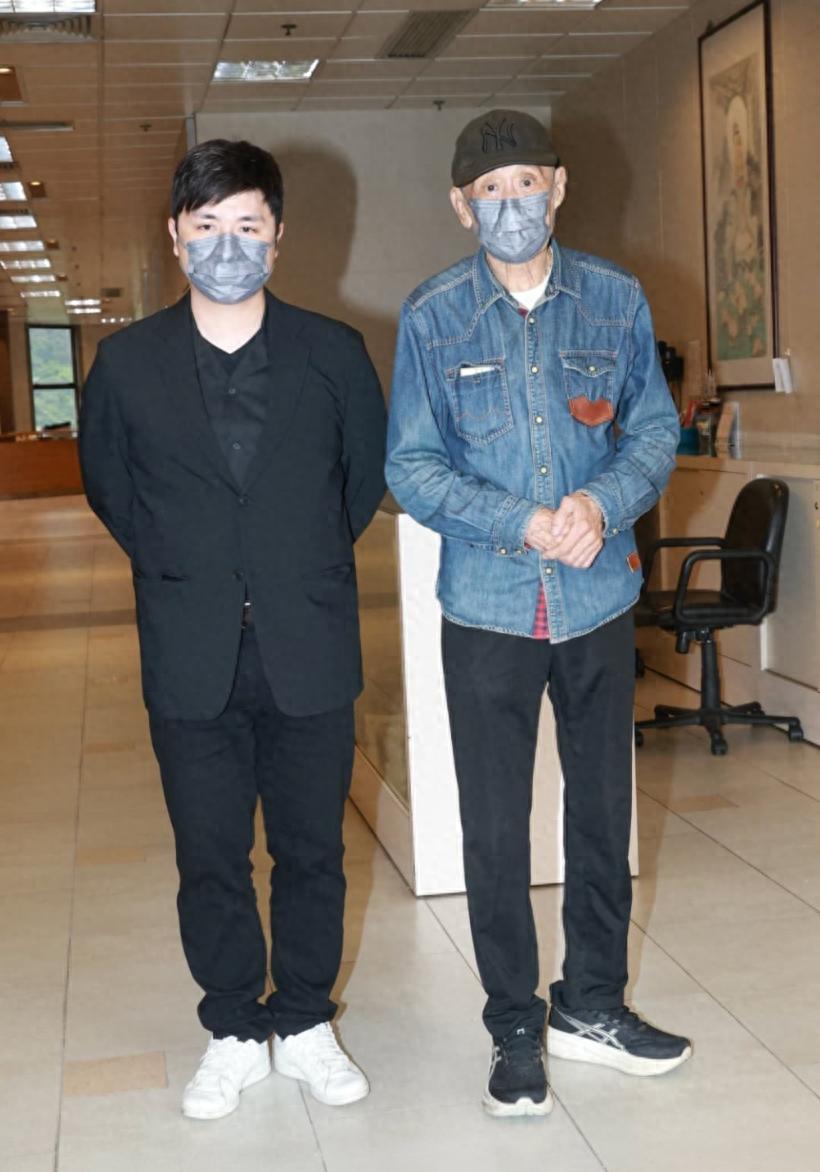 施明出殯長子捧遺照，李家鼎被攙扶次子不停拭淚，小兒媳沒現身