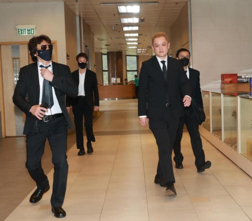 施明出殯長子捧遺照，李家鼎被攙扶次子不停拭淚，小兒媳沒現身