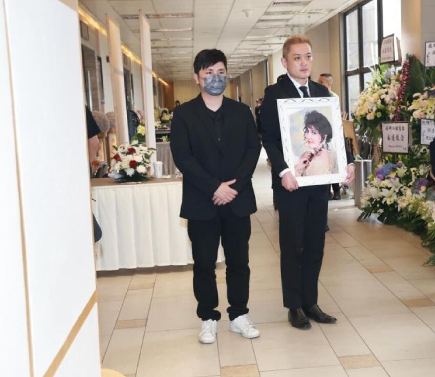 施明出殯長子捧遺照，李家鼎被攙扶次子不停拭淚，小兒媳沒現身