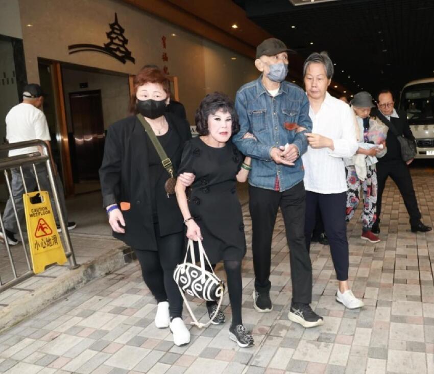 施明出殯長子捧遺照，李家鼎被攙扶次子不停拭淚，小兒媳沒現身