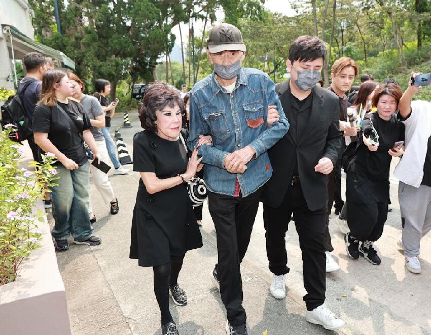 施明出殯長子捧遺照，李家鼎被攙扶次子不停拭淚，小兒媳沒現身