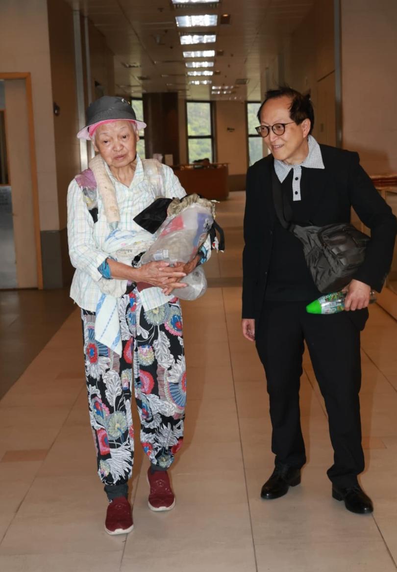 施明出殯長子捧遺照，李家鼎被攙扶次子不停拭淚，小兒媳沒現身