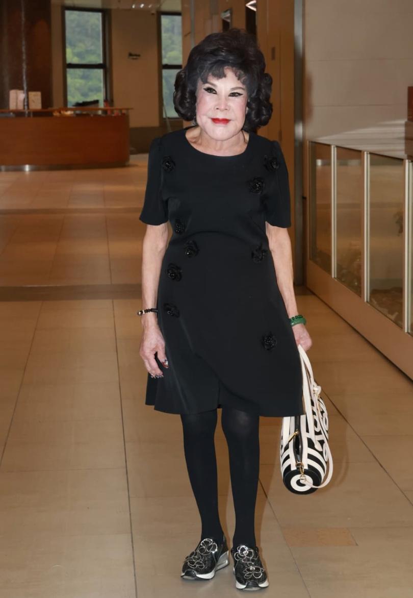 施明出殯長子捧遺照，李家鼎被攙扶次子不停拭淚，小兒媳沒現身