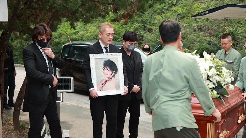 施明出殯長子捧遺照，李家鼎被攙扶次子不停拭淚，小兒媳沒現身