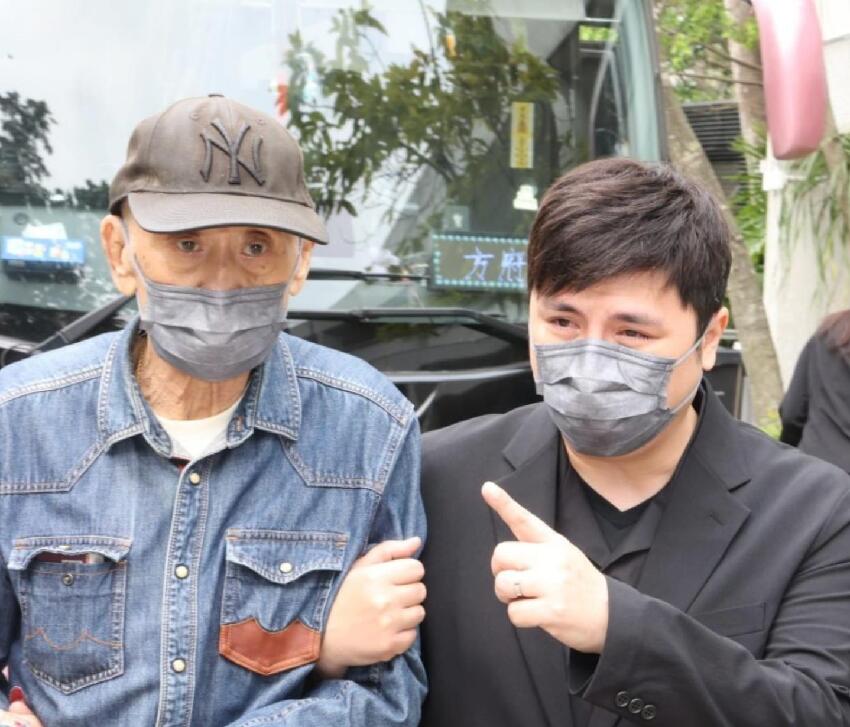 施明出殯長子捧遺照，李家鼎被攙扶次子不停拭淚，小兒媳沒現身