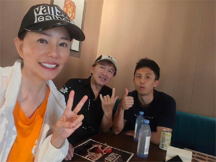 遭批「餵奶餵到12歲、怪咖父母」！狄鶯怒喊「3句話」打臉親舅方駿