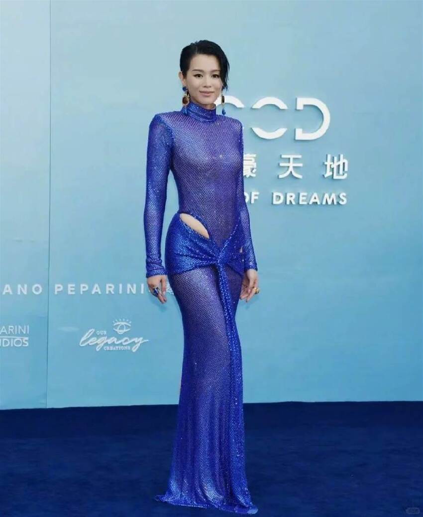 45歲的胡杏兒,給所有女人提了個醒,無論你身材多好多漂亮,也別輕易嘗試「布料少」的裙子