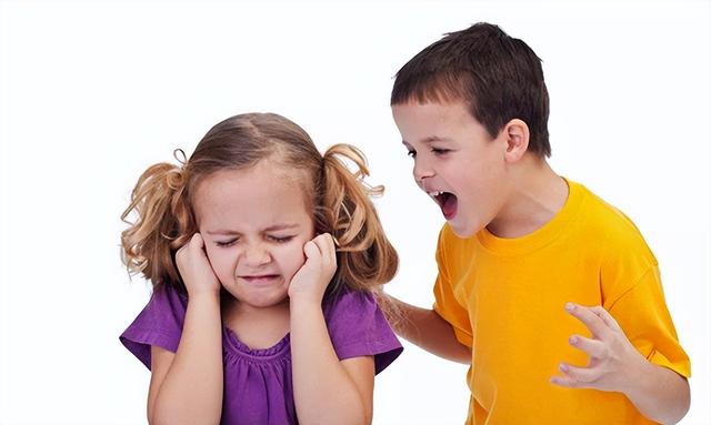 孩子動手打人了,第一步不是說教,聰明媽媽這樣做