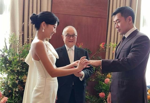 恭喜！香港知名星二代正式註冊結婚，父親在現場激動到哭成淚人