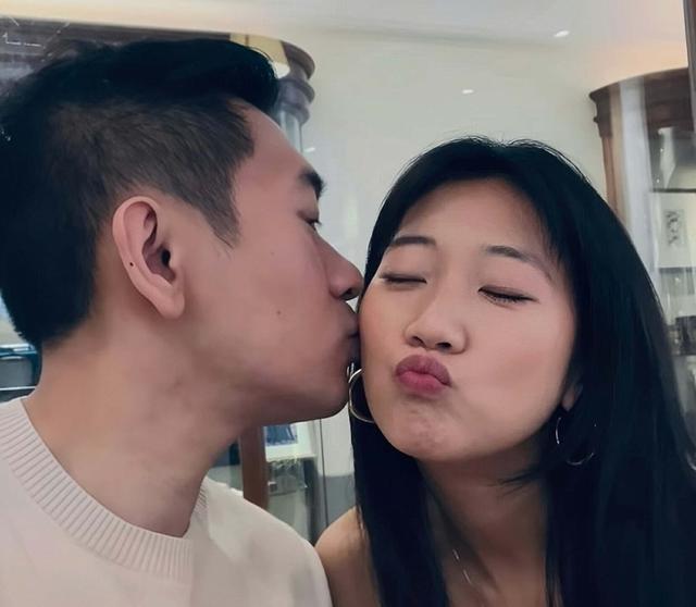 恭喜！香港知名星二代正式註冊結婚，父親在現場激動到哭成淚人