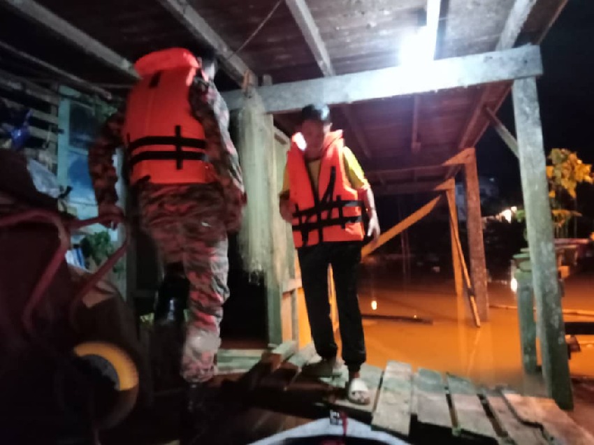 Teacher Calls Fire & Rescue Team To Help SPM Student Stranded By The Flood In Sarawak