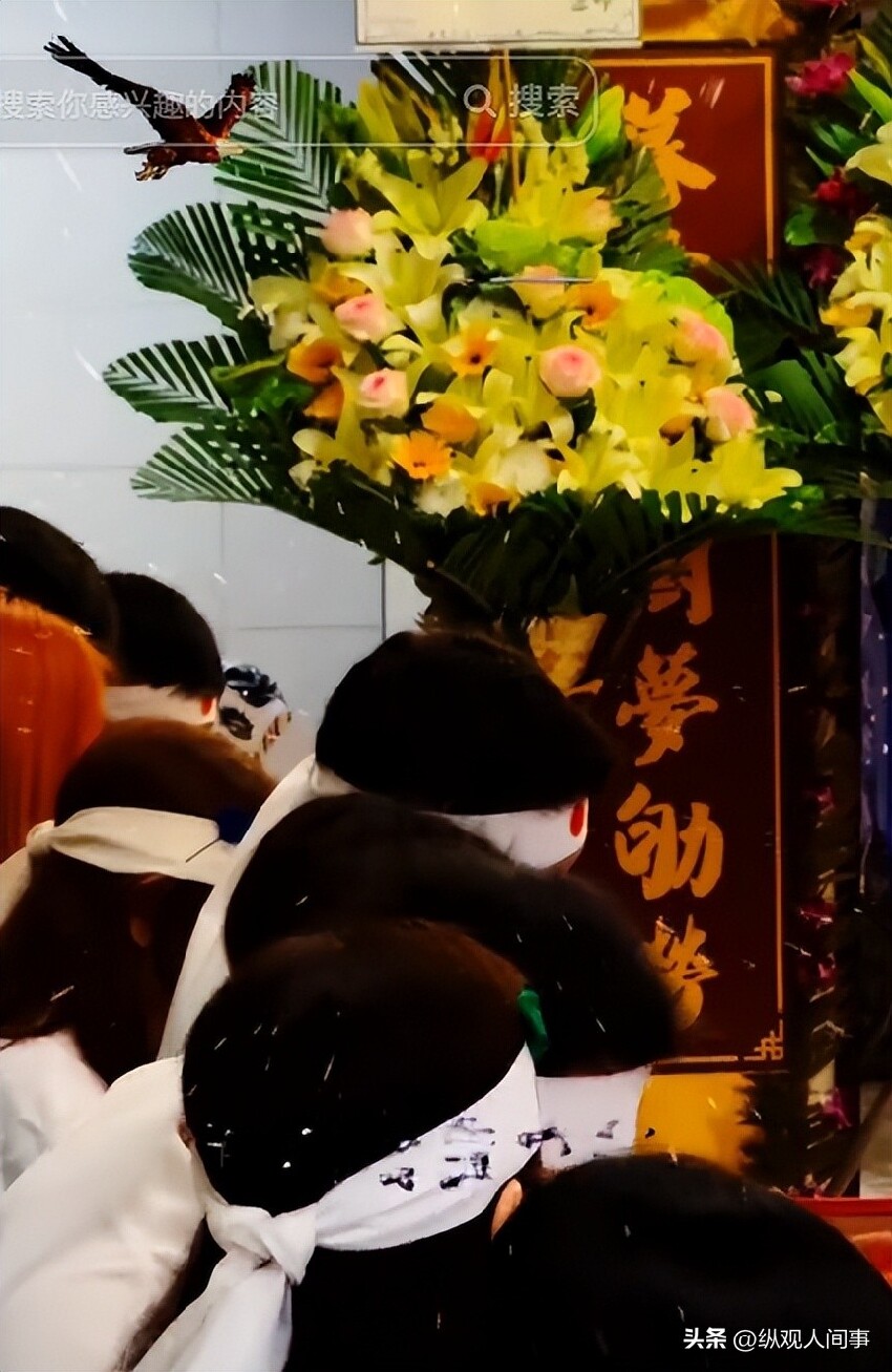 港星江華曝母親去世，追悼會現場畫面曝光，額頭孝帶有紅點引熱議