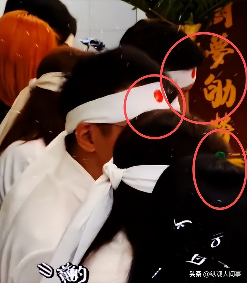 港星江華曝母親去世，追悼會現場畫面曝光，額頭孝帶有紅點引熱議