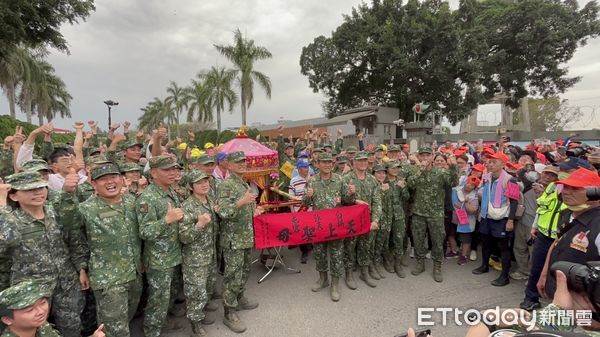 歷史首見！白沙屯媽祖急轉彎「突衝向軍營」 只因聽到一句話「阿兵哥全場嗨翻」