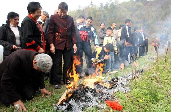 順手掃沒墓碑的墳！他每年祭拜爺奶「好心整理隔壁」　幾年後「墳主找上門」大件事了