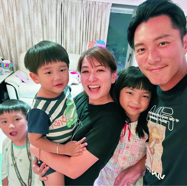 TVB小生帶一家五口逛街!小兒子鬧彆扭變嚴父訓話,寵老婆到沒邊