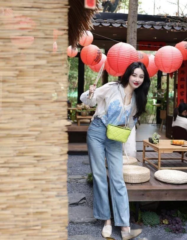 女人再懶,也別穿「牛仔褲+運動鞋」出門,太土了?試試這樣穿更時髦‼️