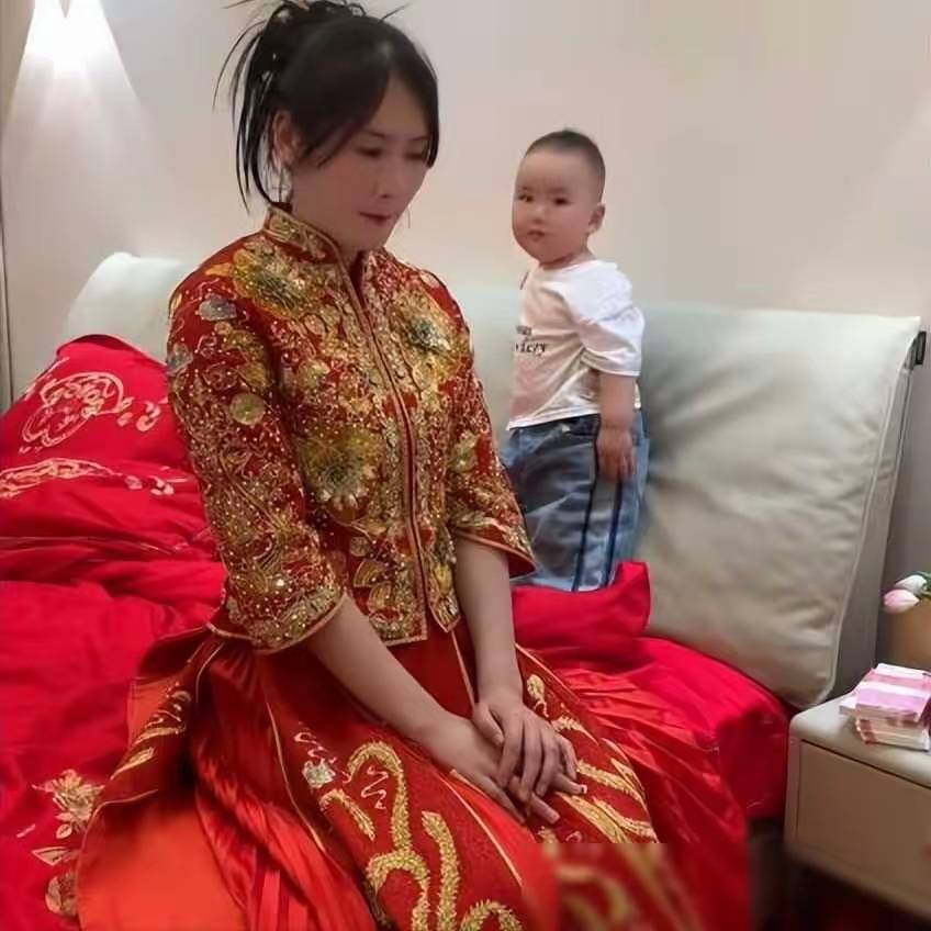 新婚之夜，小叔子賴在嫂子的新房裏不走，婆婆：他還小不懂事！