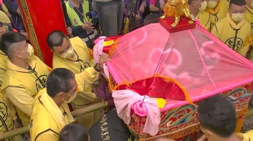 白沙屯媽祖爆「鑾轎人為控制」！媽祖親自「給4聖杯證實」拱天宮爆氣說話，神奇一幕信徒傻眼