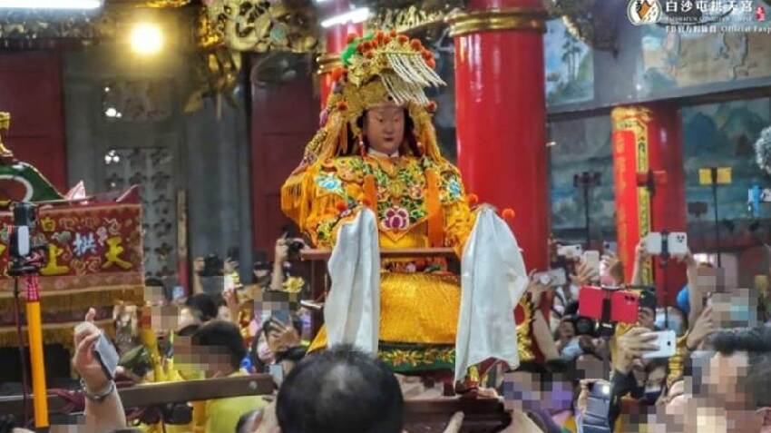 白沙屯媽祖爆「鑾轎人為控制」！媽祖親自「給4聖杯證實」拱天宮爆氣說話，神奇一幕信徒傻眼