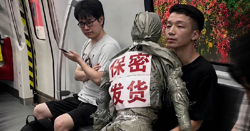 捷運男子緊抱「保密包裹」遭嘲笑，他默默說了「1句話」，所有人瞬間羞愧閉嘴