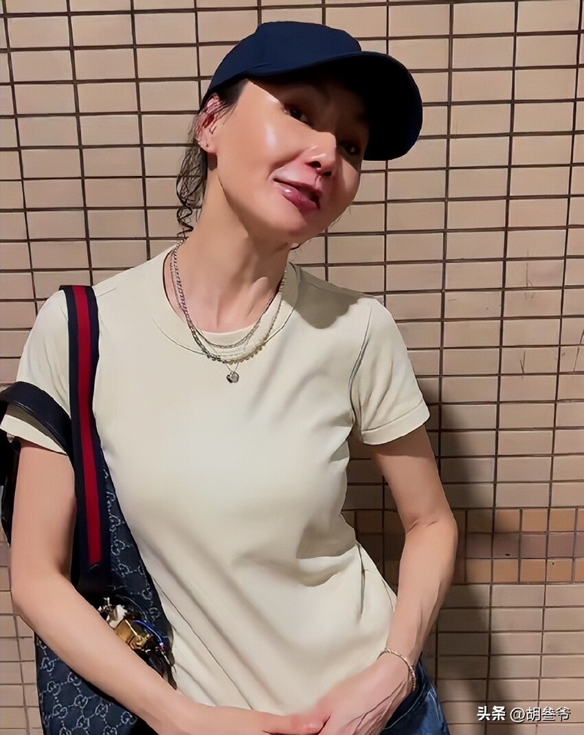 張曼玉現身北京參加活動！臉僵腫到不敢認，網友：怪不得不上浪姐