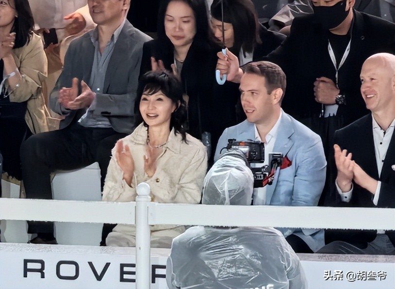 張曼玉現身北京參加活動！臉僵腫到不敢認，網友：怪不得不上浪姐