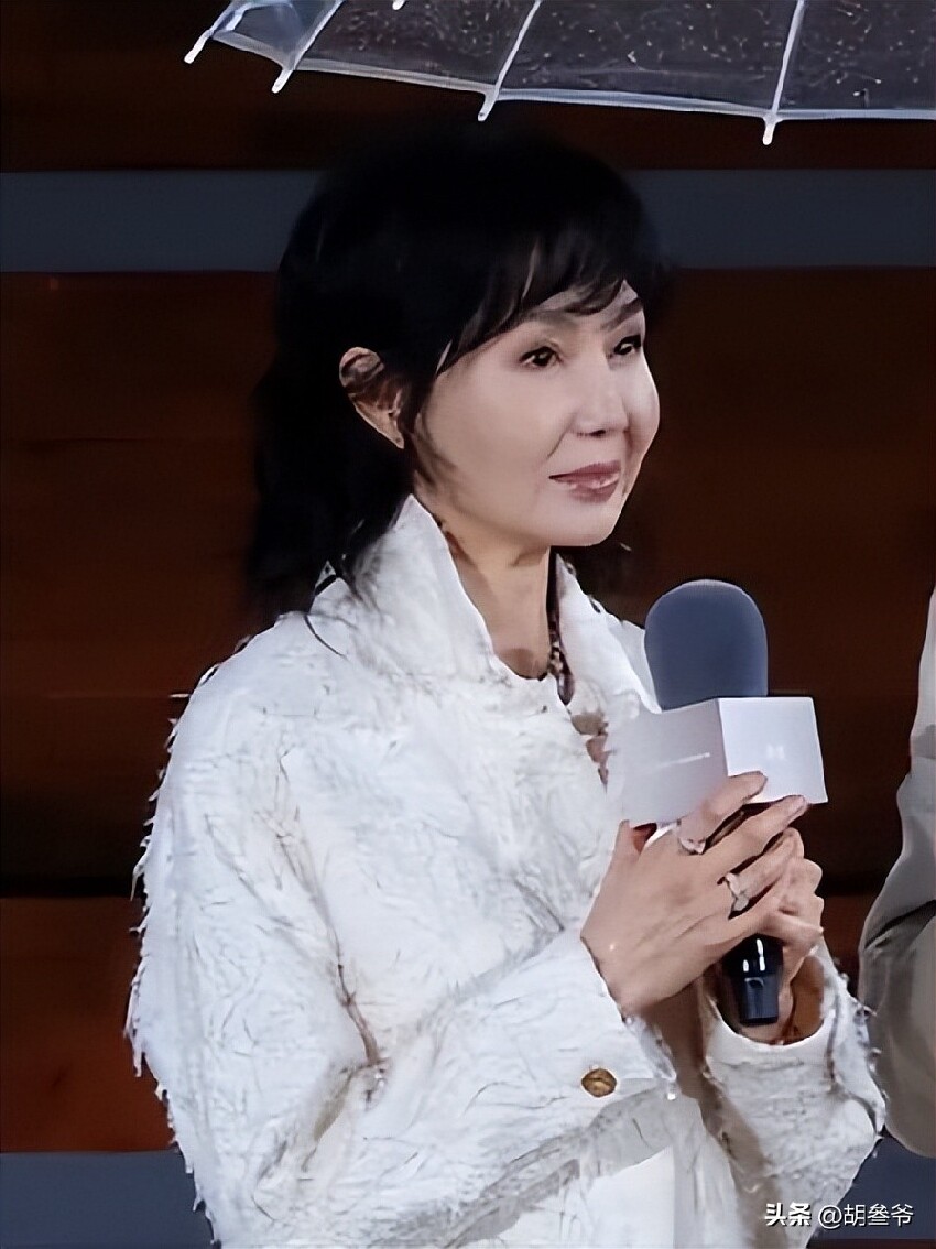 張曼玉現身北京參加活動！臉僵腫到不敢認，網友：怪不得不上浪姐