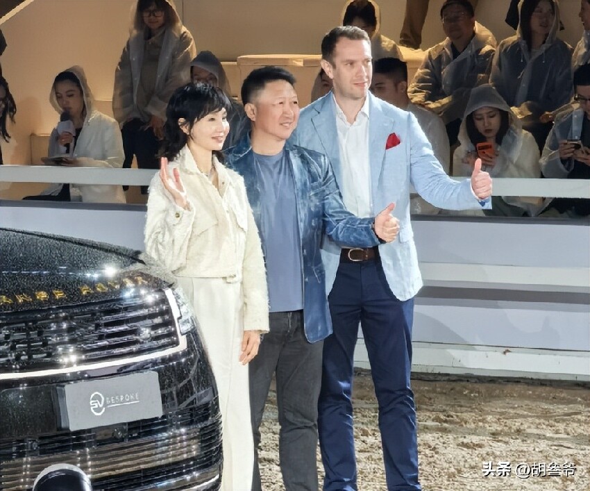 張曼玉現身北京參加活動！臉僵腫到不敢認，網友：怪不得不上浪姐