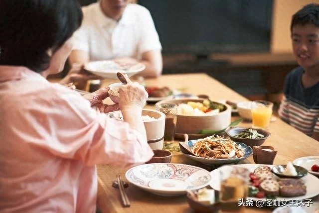 老伴走後我去女兒家住！1次吃了外孫不愛的雞腿「被女婿大罵一頓」我幡然醒悟「斷了3萬塊支援」他們哭著上門求原諒