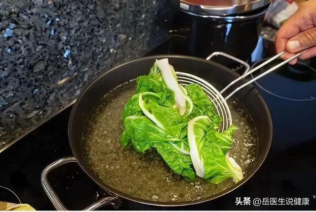 喝骨頭湯並不補鈣！醫生提醒：真正補鈣的食物是這3種，建議了解