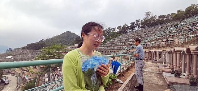 黃家駒墓碑被毀後續！墳頭蓋上白布等候維修，內地歌迷跪地痛哭