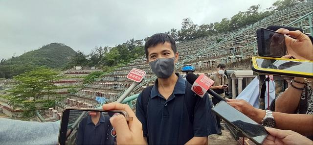 黃家駒墓碑被毀後續！墳頭蓋上白布等候維修，內地歌迷跪地痛哭