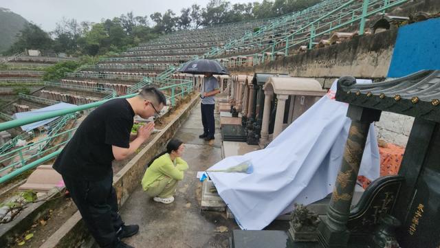 黃家駒墓碑被毀後續！墳頭蓋上白布等候維修，內地歌迷跪地痛哭