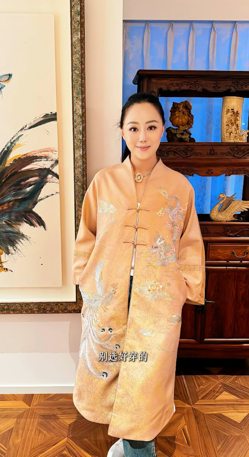 63歲章小蕙回香港與閨蜜聚會，瘦身後顏值回巔峰，被曝瘦了7公斤