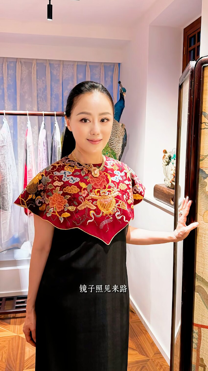 63歲章小蕙回香港與閨蜜聚會，瘦身後顏值回巔峰，被曝瘦了7公斤