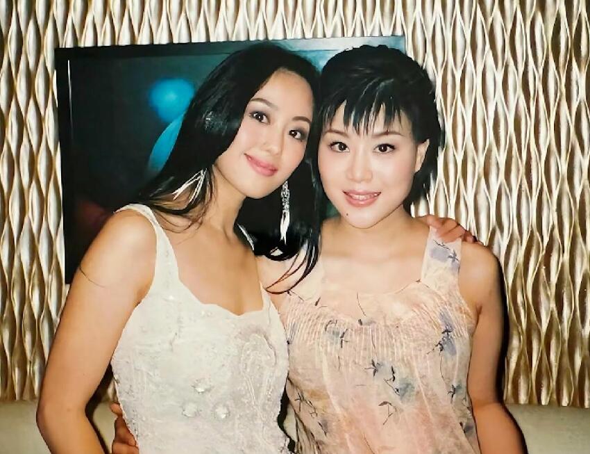 63歲章小蕙回香港與閨蜜聚會，瘦身後顏值回巔峰，被曝瘦了7公斤