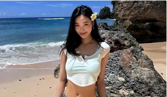 11歲小玥兒穿白T恤,與小S三千金形成強烈對比,大S的教育太高明