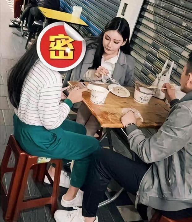 11歲小玥兒穿白T恤,與小S三千金形成強烈對比,大S的教育太高明