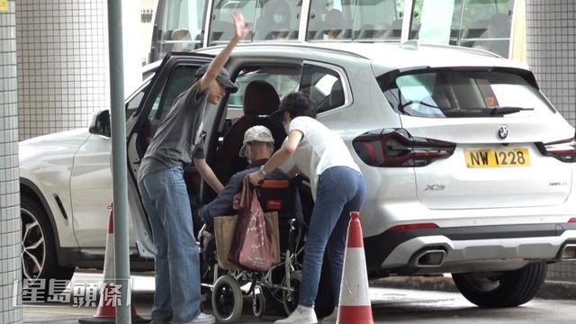 胡定欣開寶馬車到醫院接坐輪椅家人，路中間停車向後車伸手錶歉意