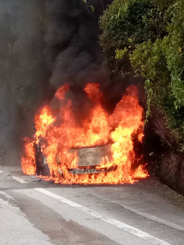 雲頂半山 轎車起火 火舌吞吐 好嚇人