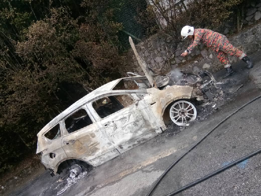 雲頂半山 轎車起火 火舌吞吐 好嚇人