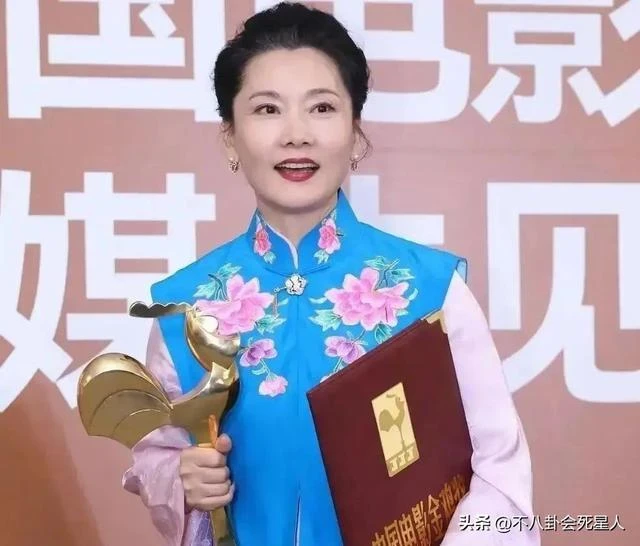 57歲「香港女神」的近照，讓人看到中老年女星「賣性感」的尷尬