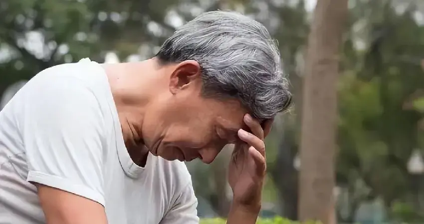 我63歲,大病一場後決定及時行樂!賣了房湊310萬帶老婆到處旅遊,第1個月每天都很開心,但到第3個月「旅途中給老婆買了個金鐲子」才發現事情大條...
